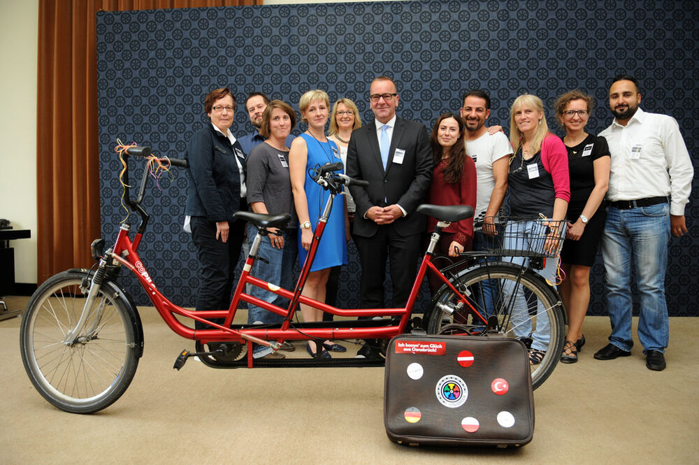 Bei der Abschlussveranstaltung des aktuellen „TWOgether-Jahrgangs“ war auch Niedersachsen Innenminister Boris Pistorius (Mitte) mit dabei. Foto: Stadt Osnabrück, Simon Vonstein