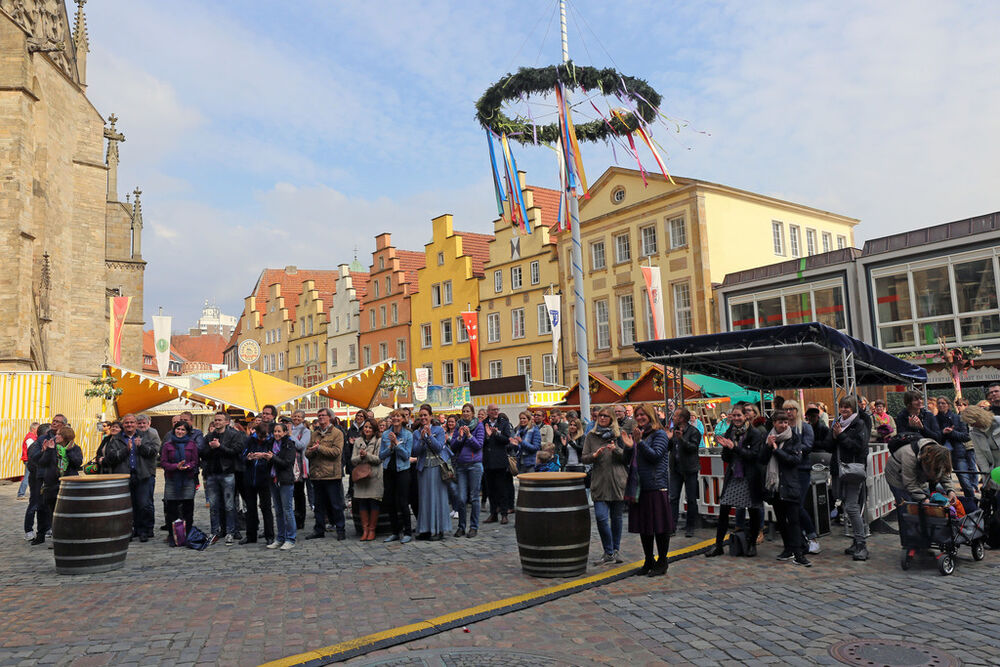 Auf dem Markt stellte die Stadt Osnabrück ihren Mitarbeitern die Kampagne „Ich bin bei der Stadt“ vor. Foto: Robert Schäfer