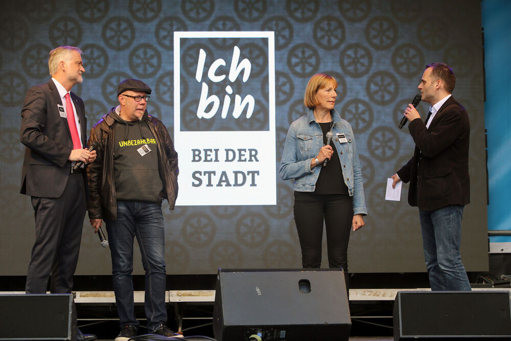 „Ich bin bei der Stadt“: Mit einer neuen Kampagne wirbt die Stadt Osnabrück für sich als Arbeitgeberin. Oberbürgermeister Wolfgang Griesert (links), Personalrat Klaus-Peter Becker, Karin Detert vom Fachbereich Personal und Organisation und Moderator Marco Hörmeyer stellten die Kampagne vor. Foto: Robert Schäfer