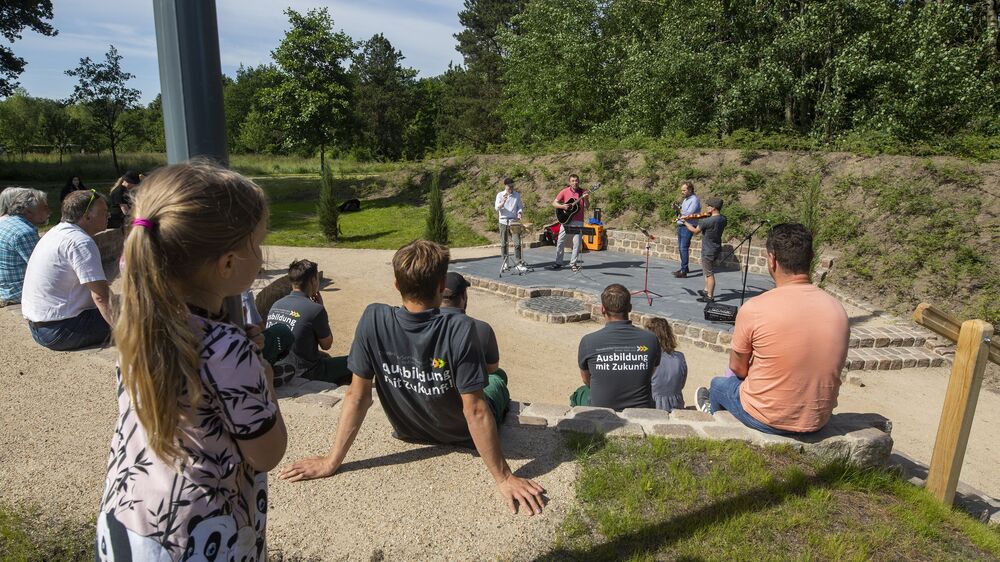 Fertigstellung der Sommerbühne durch die Auszubildenden Gärtner:innen, Fachrichtung Garten- und Landschaftsbau