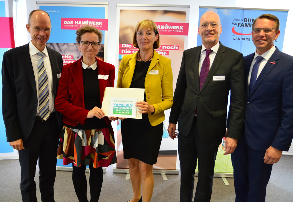 Bei der Übergabe des Zertifikats "Familienfreundlicher Arbeitgeber": (von links) Dr. Michael Lübbersmann, Elke Kölpin, Karin Detert, Stadtrat Wolfgang Beckermann und Sven Ruschhaupt, Geschäftsführer der Handwerkskammer. 